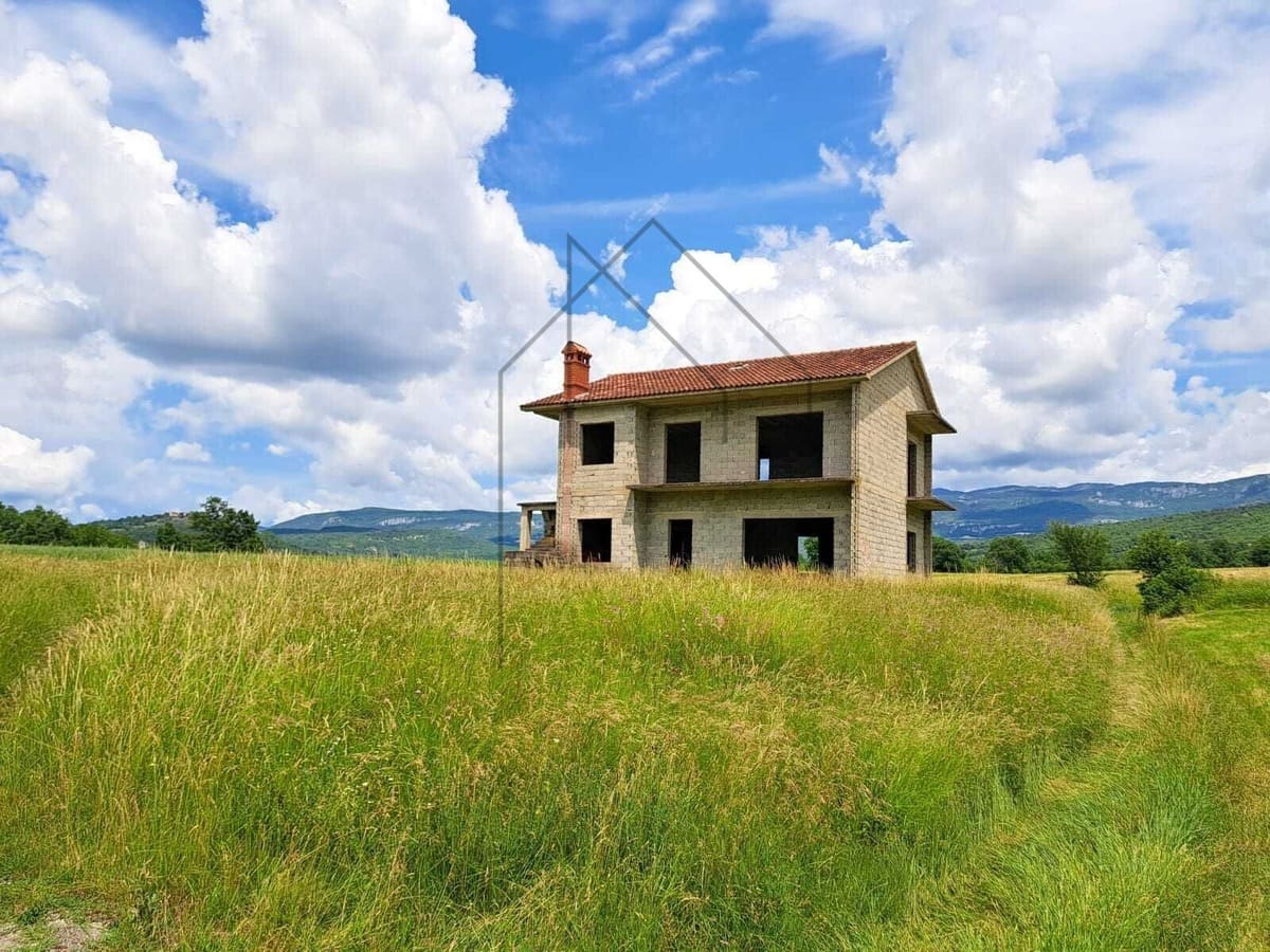 Istra, Boljun, Kuća u izgradnji s otvorenim pogledom.