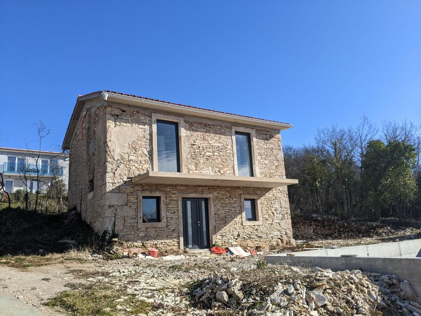 Labin, obnovljena kamena kuća s pogledom na more