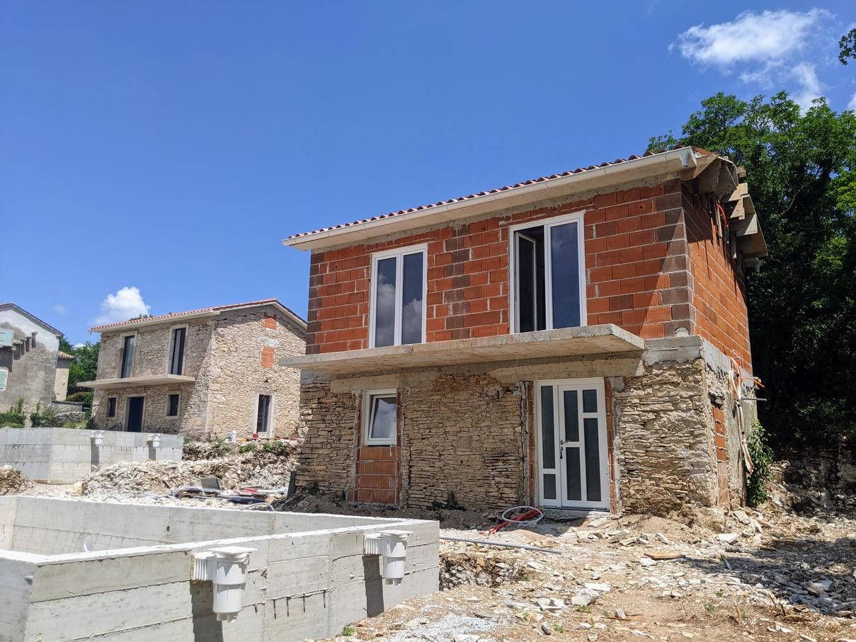 Labin, obnovljena kamena kuća s pogledom na more